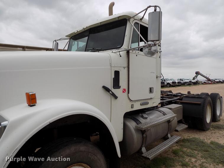 image for item FG9435 2008 Freightliner FLD semi truck