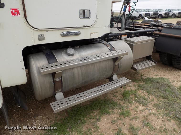 image for item FG9435 2008 Freightliner FLD semi truck