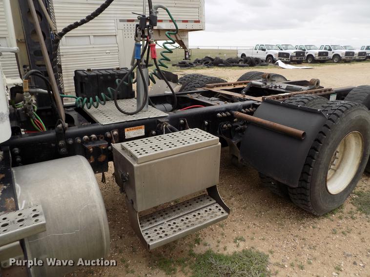 image for item FG9435 2008 Freightliner FLD semi truck