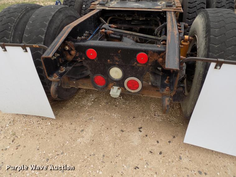 image for item FG9435 2008 Freightliner FLD semi truck