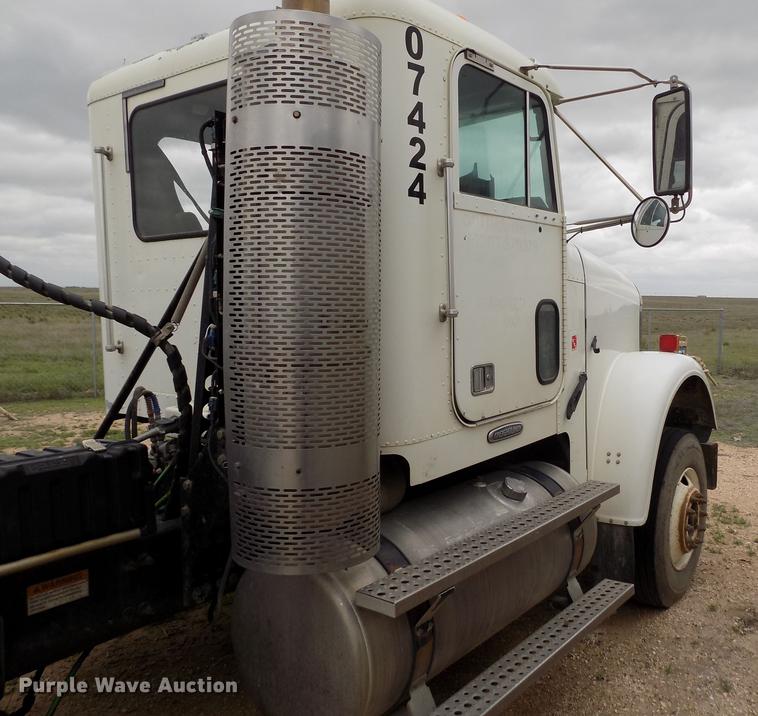 image for item FG9435 2008 Freightliner FLD semi truck