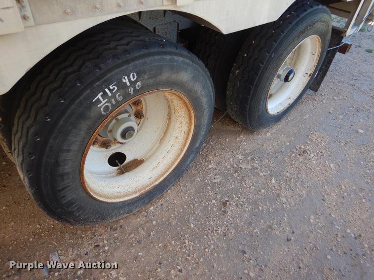 image for item FG9464 1997 Wilson PSADL-300P livestock trailer