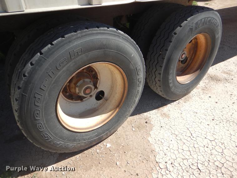 image for item FG9464 1997 Wilson PSADL-300P livestock trailer