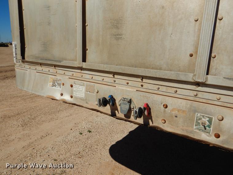 image for item FT9513 1999 Wilson ISAL-303P livestock trailer