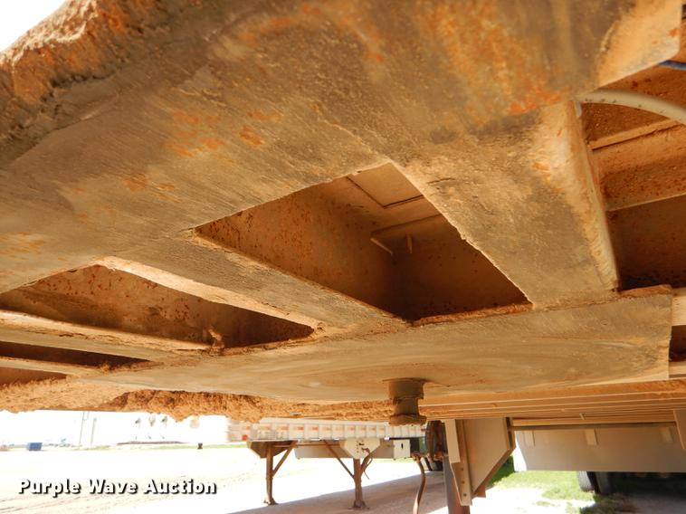 image for item FT9513 1999 Wilson ISAL-303P livestock trailer