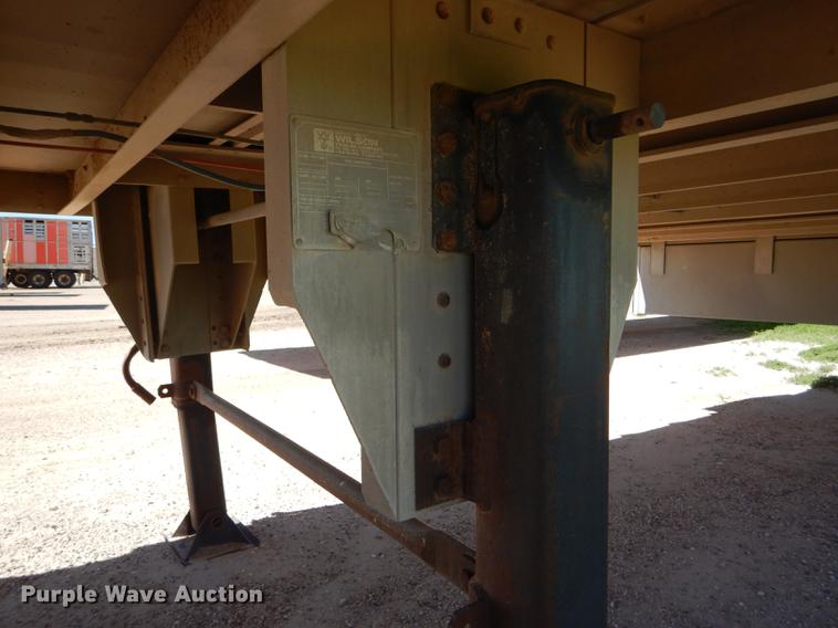 image for item FT9513 1999 Wilson ISAL-303P livestock trailer