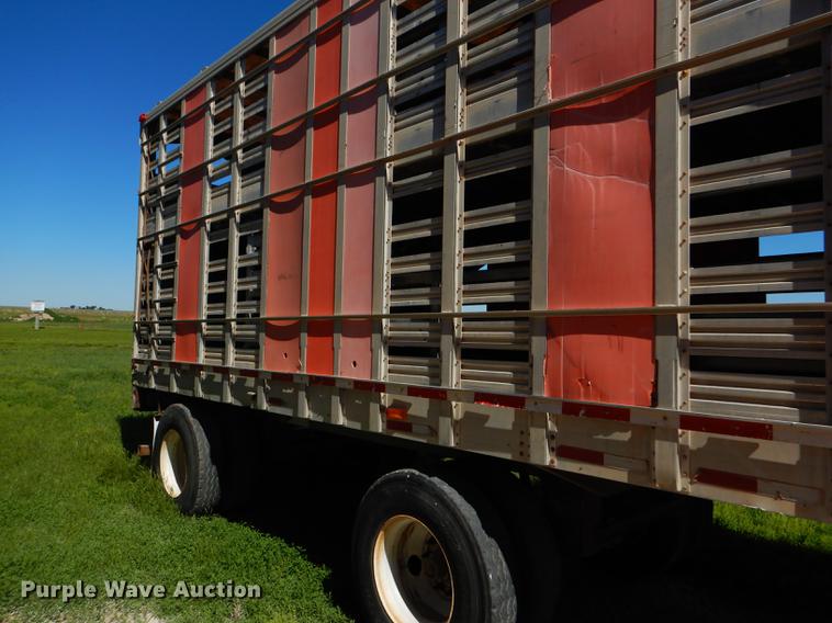 image for item FT9513 1999 Wilson ISAL-303P livestock trailer