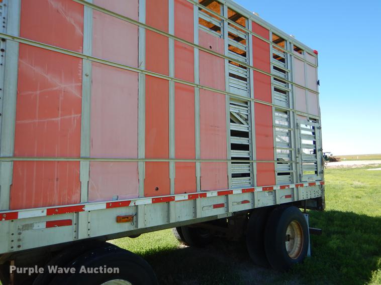 image for item FT9513 1999 Wilson ISAL-303P livestock trailer