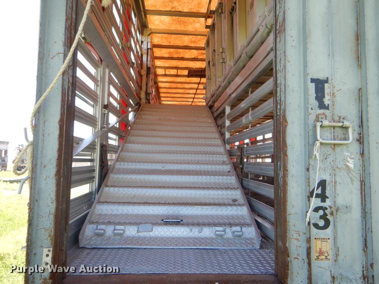 image for item FT9513 1999 Wilson ISAL-303P livestock trailer