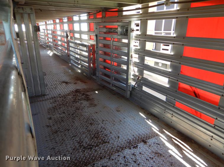 image for item FT9513 1999 Wilson ISAL-303P livestock trailer