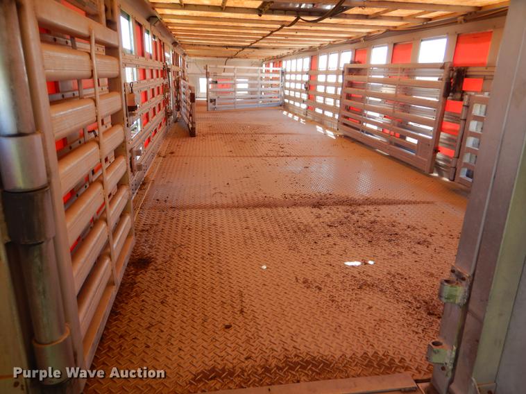 image for item FT9513 1999 Wilson ISAL-303P livestock trailer