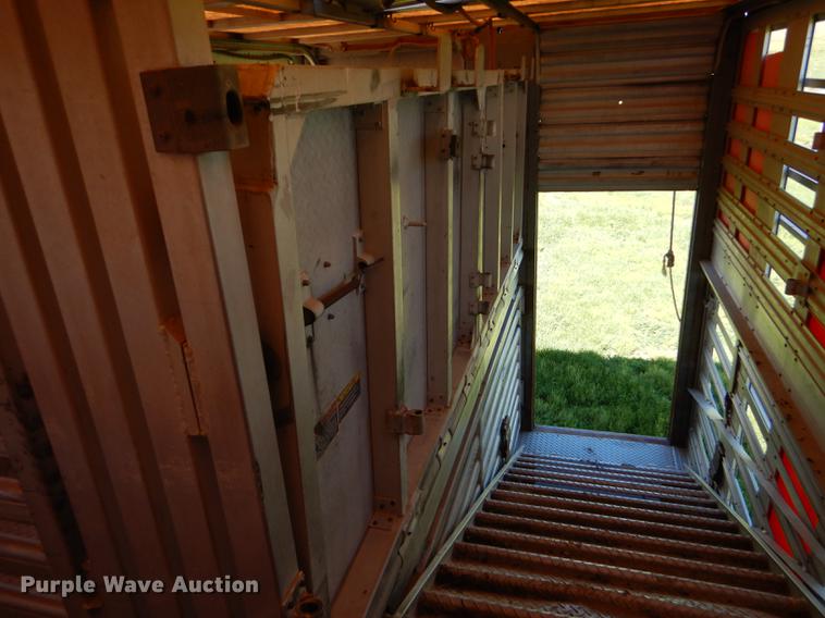 image for item FT9513 1999 Wilson ISAL-303P livestock trailer