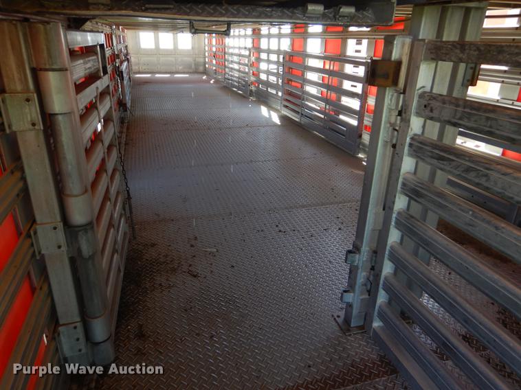 image for item FT9513 1999 Wilson ISAL-303P livestock trailer