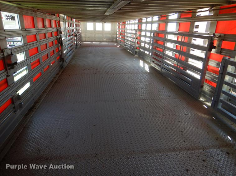 image for item FT9513 1999 Wilson ISAL-303P livestock trailer