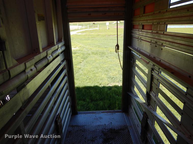 image for item FT9513 1999 Wilson ISAL-303P livestock trailer