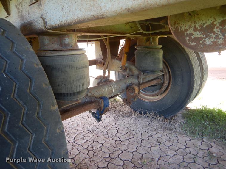 image for item FT9513 1999 Wilson ISAL-303P livestock trailer