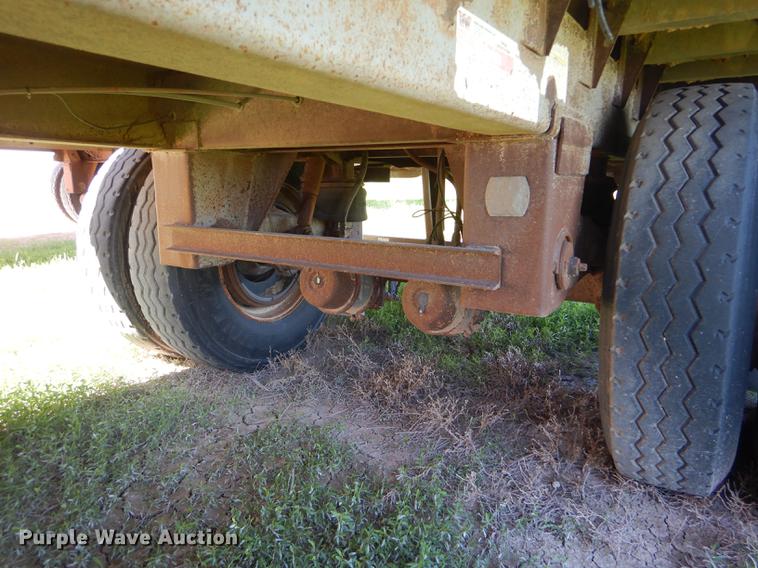 image for item FT9513 1999 Wilson ISAL-303P livestock trailer