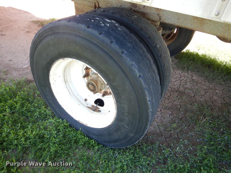 image for item FT9513 1999 Wilson ISAL-303P livestock trailer