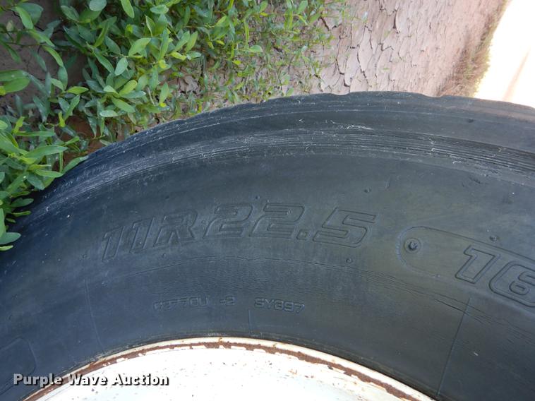 image for item FT9513 1999 Wilson ISAL-303P livestock trailer