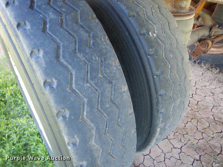 image for item FT9513 1999 Wilson ISAL-303P livestock trailer