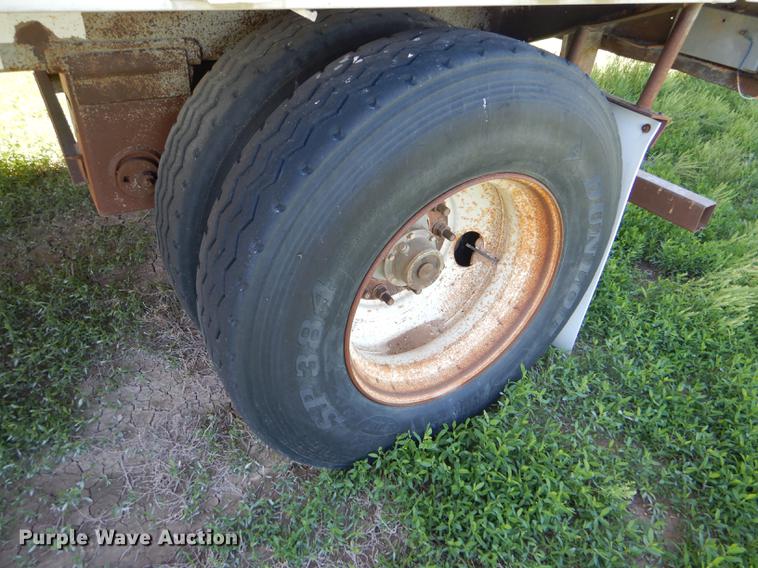 image for item FT9513 1999 Wilson ISAL-303P livestock trailer