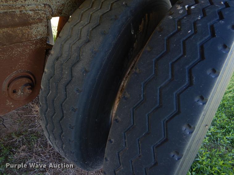 image for item FT9513 1999 Wilson ISAL-303P livestock trailer