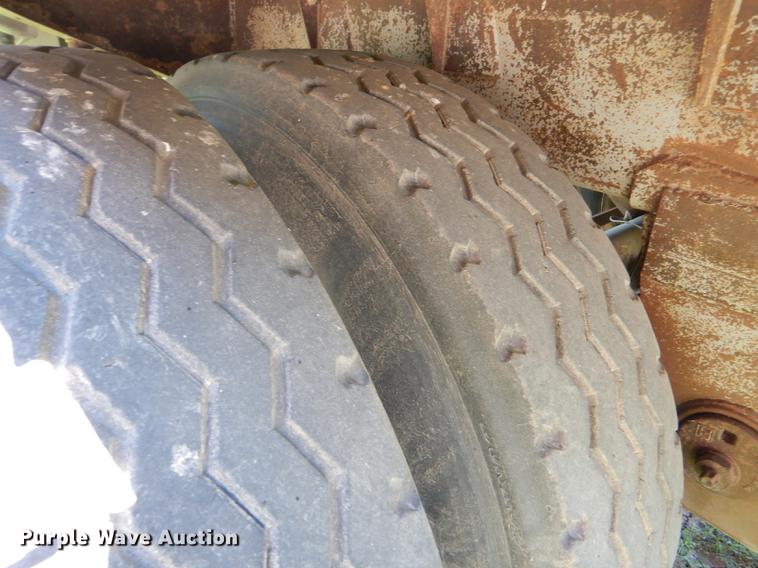 image for item FT9513 1999 Wilson ISAL-303P livestock trailer