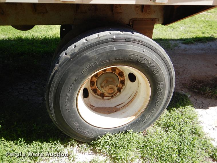 image for item FT9513 1999 Wilson ISAL-303P livestock trailer