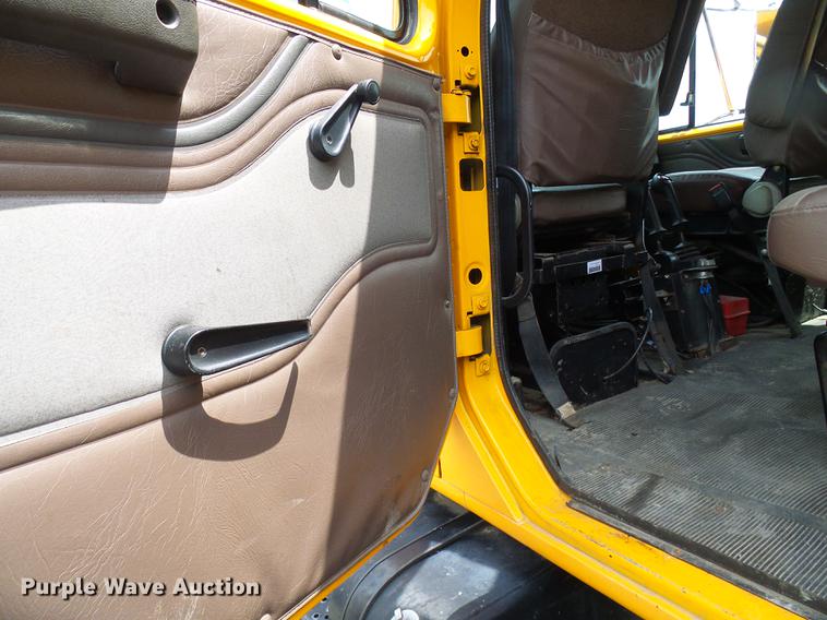 image for item DB2165 2002 International 4900 dump truck