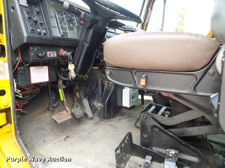 image for item DB2165 2002 International 4900 dump truck