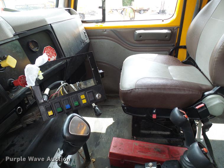 image for item DB2165 2002 International 4900 dump truck