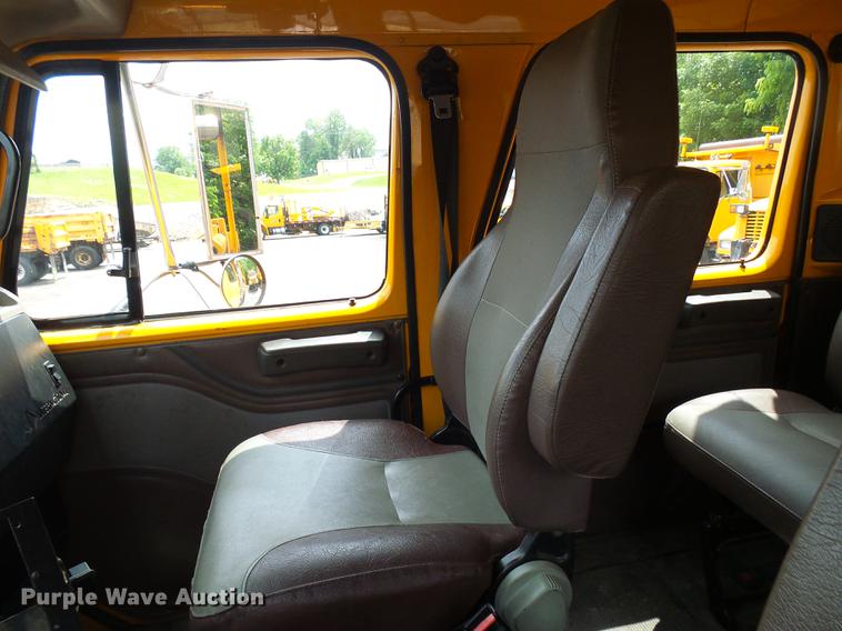 image for item DB2165 2002 International 4900 dump truck