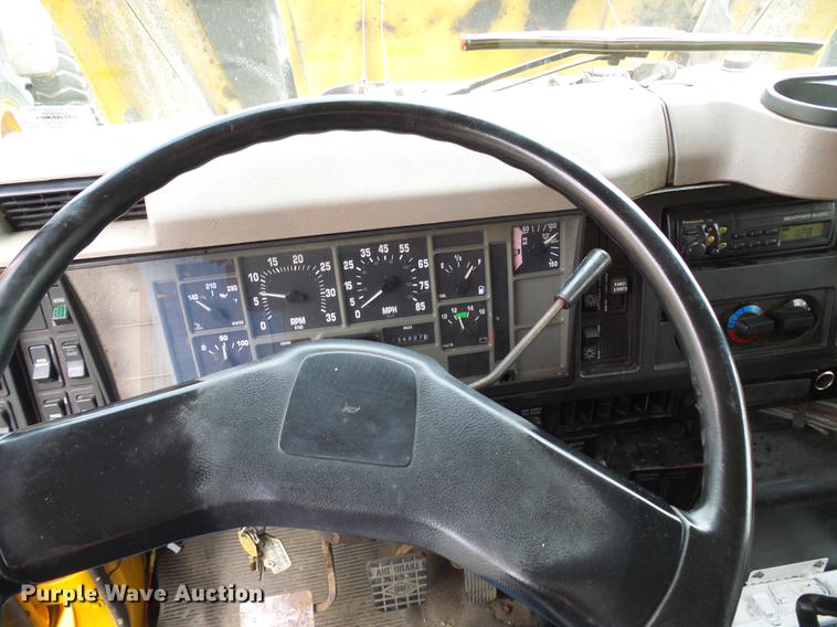 image for item DB2165 2002 International 4900 dump truck