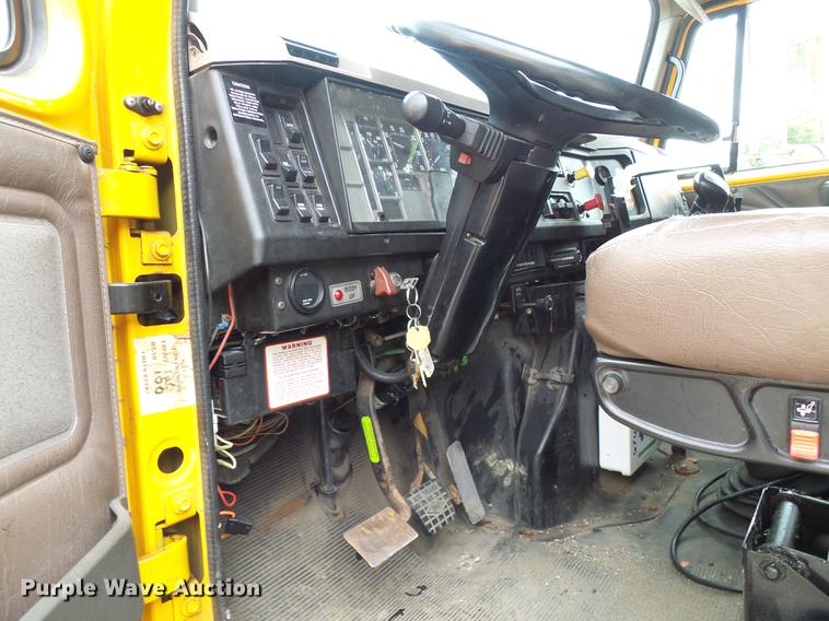 image for item DB2165 2002 International 4900 dump truck