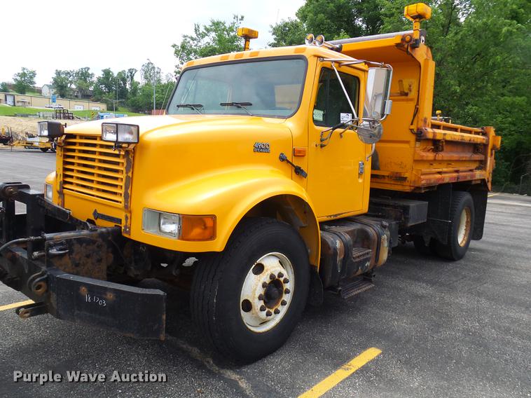 image for item DB2166 2002 International 4900 dump truck
