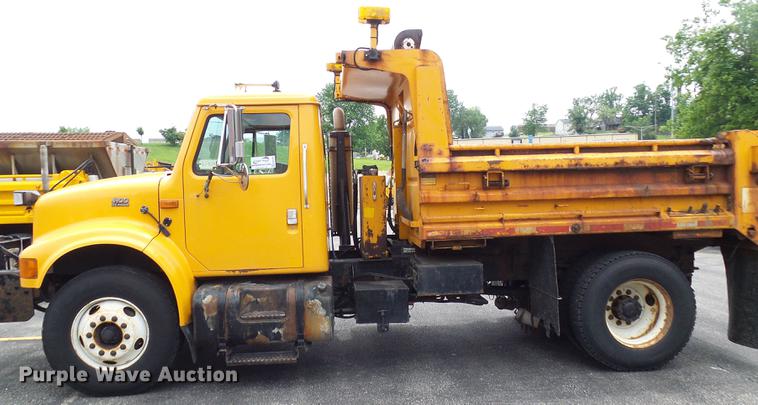 image for item DB2166 2002 International 4900 dump truck