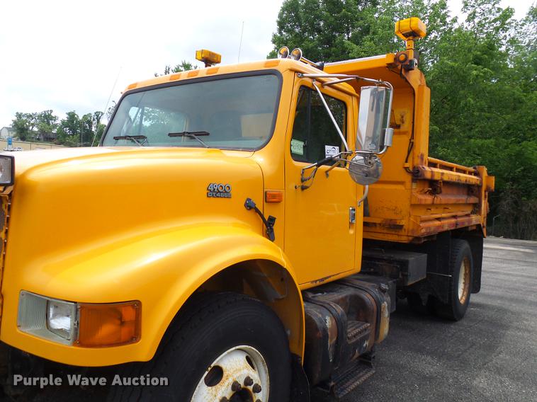 image for item DB2166 2002 International 4900 dump truck