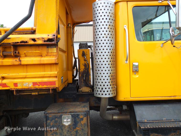 image for item DB2166 2002 International 4900 dump truck