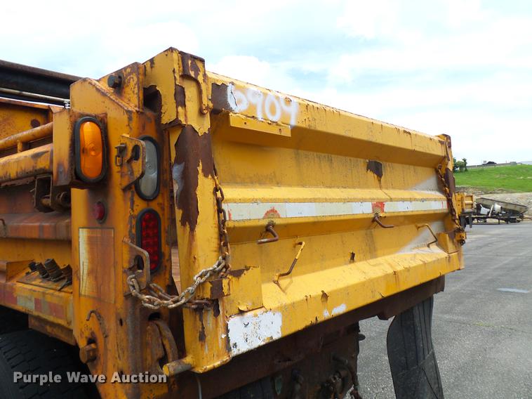 image for item DB2166 2002 International 4900 dump truck