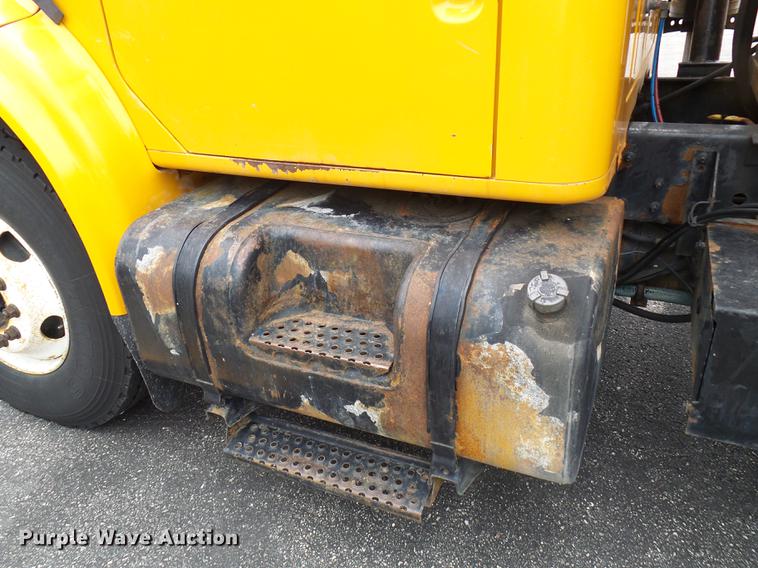 image for item DB2166 2002 International 4900 dump truck