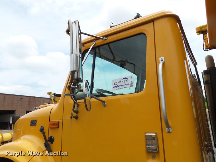 image for item DB2166 2002 International 4900 dump truck