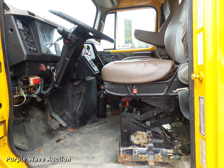 image for item DB2166 2002 International 4900 dump truck