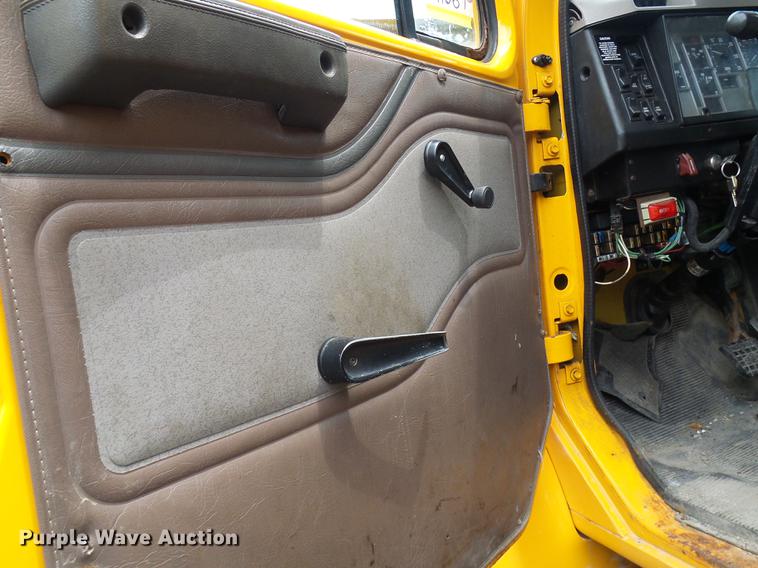 image for item DB2166 2002 International 4900 dump truck