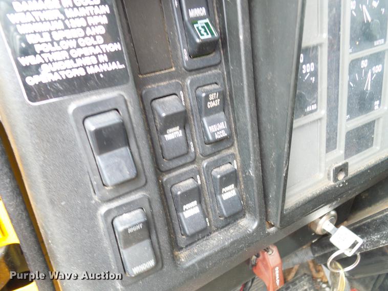 image for item DB2166 2002 International 4900 dump truck