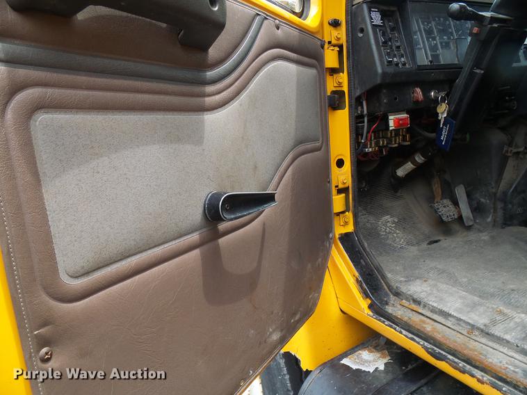 image for item DB2167 2002 International 4900 dump truck