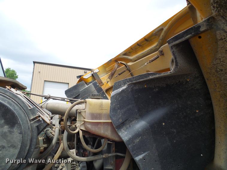 image for item DB2167 2002 International 4900 dump truck