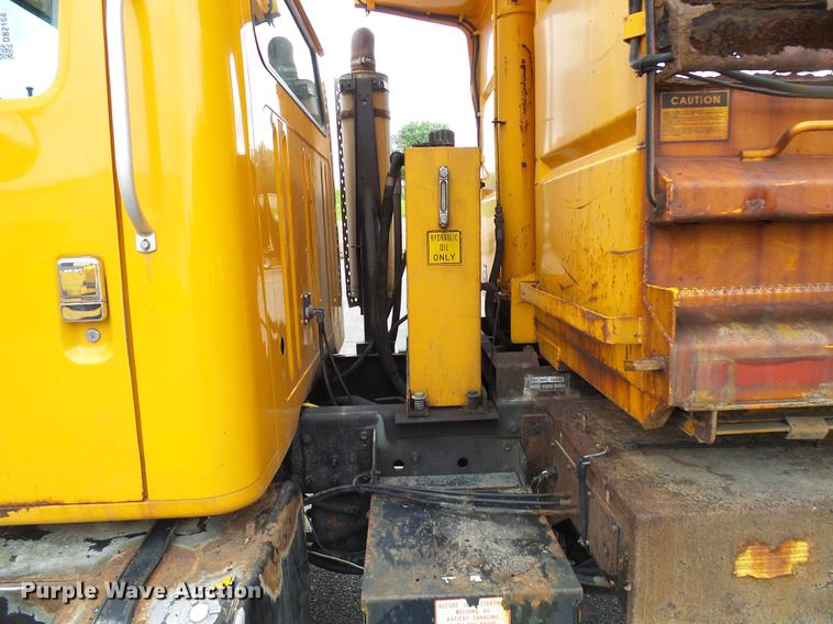 image for item DB2168 2002 International 4700 dump truck