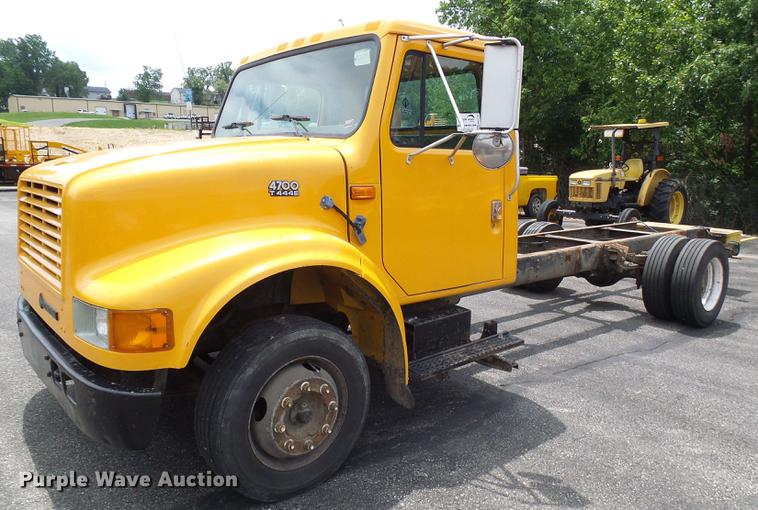 image for item DB2170 1999 International 4700 truck cab and chassis