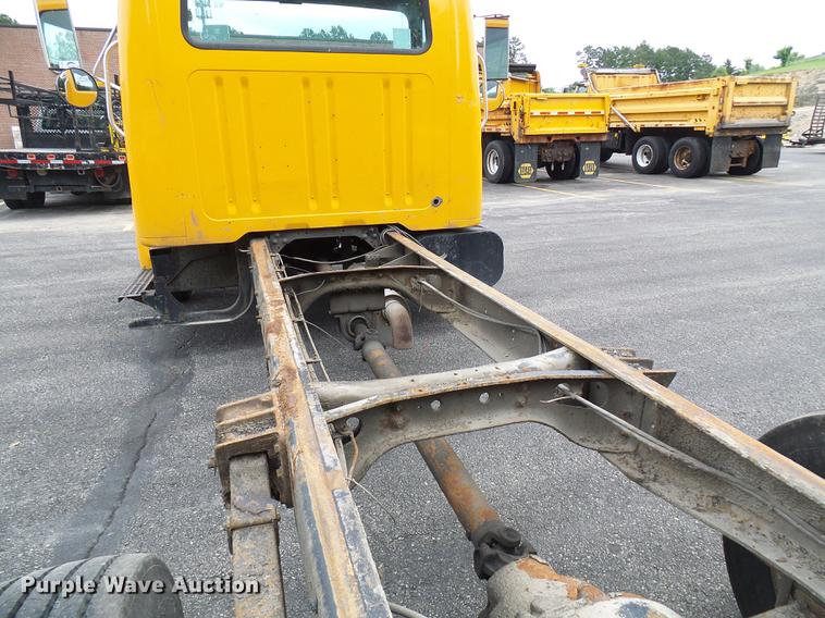 image for item DB2170 1999 International 4700 truck cab and chassis