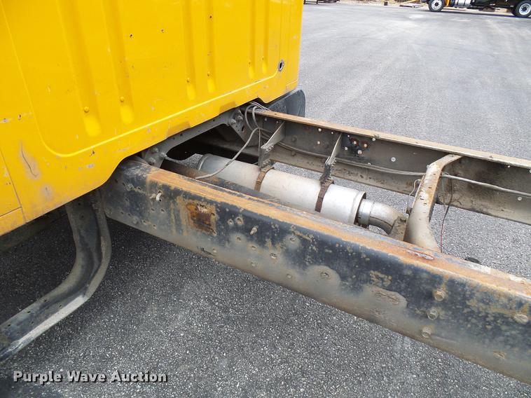 image for item DB2170 1999 International 4700 truck cab and chassis